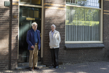 852147 Portret van Paul en Truus, bewoners van het huis Pelmolenweg 16 (voormalige kosterswoning van de ...